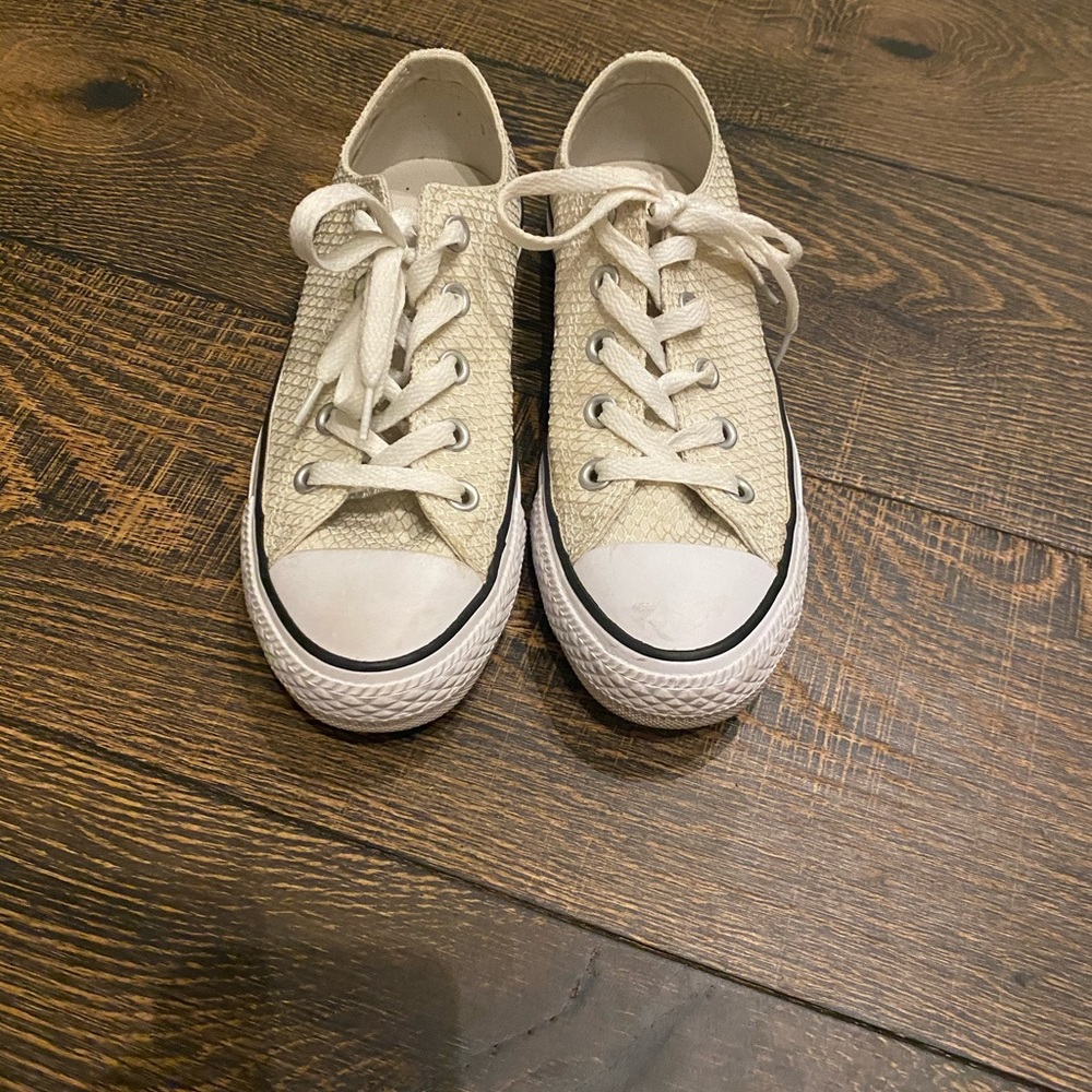 Cream textured converse sz 6